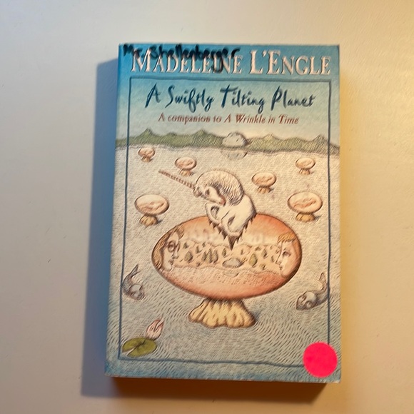 📚2/$6 A Swiftly Tilting Planet #3 in the Time Quintet Series - Picture 1 of 12